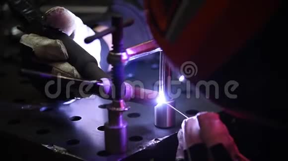 焊工生产用于在钢焊台上工作的定制夹具视频的预览图