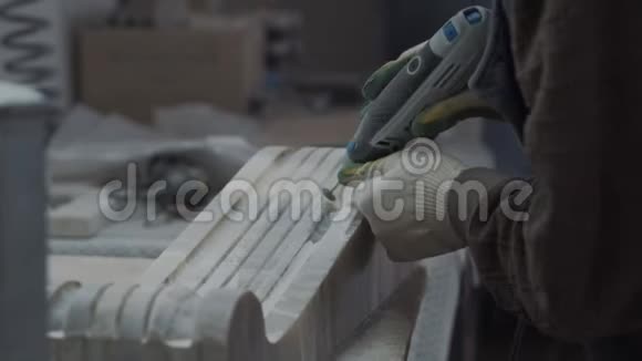 雕刻机在大理石装饰板上工作是房子壁炉的一部分视频的预览图