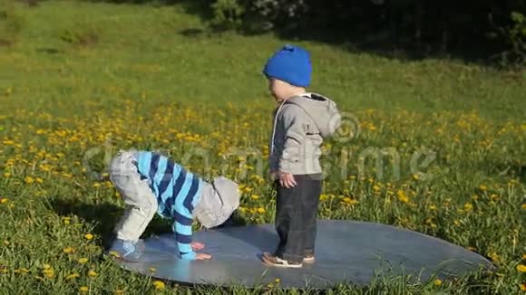两个小男孩在公园里玩视频的预览图