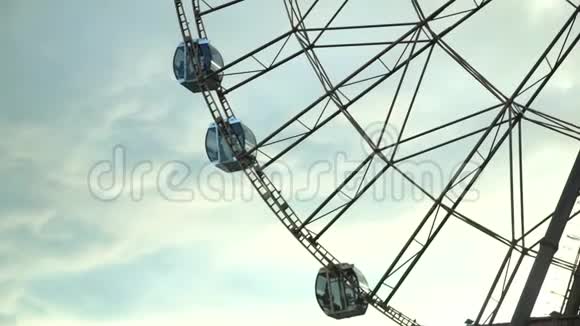 摩天轮在游乐园的蓝天背景上视频的预览图