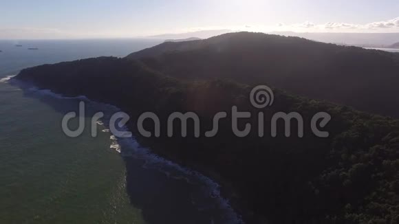 飞越美丽的热带海滩瓜伊巴海浪撞击岩石海绿视频的预览图
