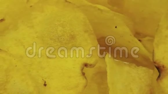 黄色薯片在盘子里旋转视频的预览图
