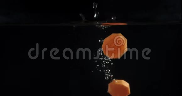 用气泡将胡萝卜碎片落在水里视频的预览图
