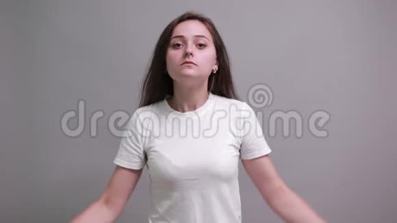 强壮的年轻女士穿着白色衬衫看着摄像机视频的预览图