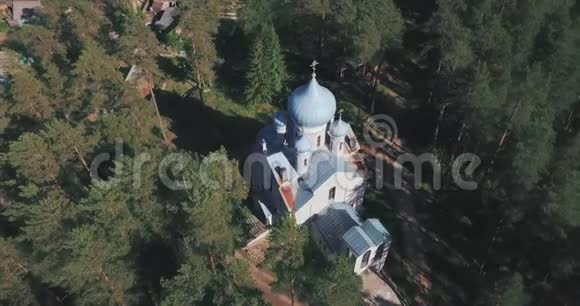 松林中的孤独教堂日落时分视频的预览图