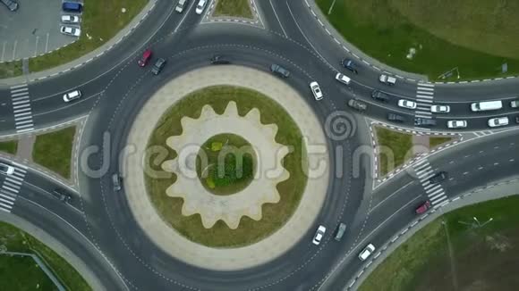 夏季交通繁忙的环形交叉路口的空中摄影视频的预览图