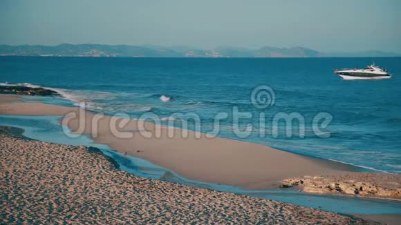 富门泰拉空滩与豪华游艇视频的预览图