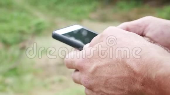草地背景人用智能手机视频的预览图