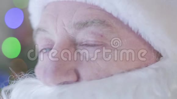 成熟的白人圣诞老人闭上眼睛眼里含着泪水悲伤悲伤缺乏视频的预览图