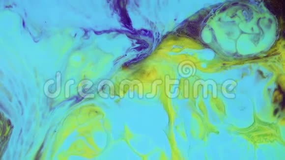 抽象的纹理在混沌中流动流体艺术绘画现代流体绘画艺术作品色彩鲜艳的液体质地视频的预览图
