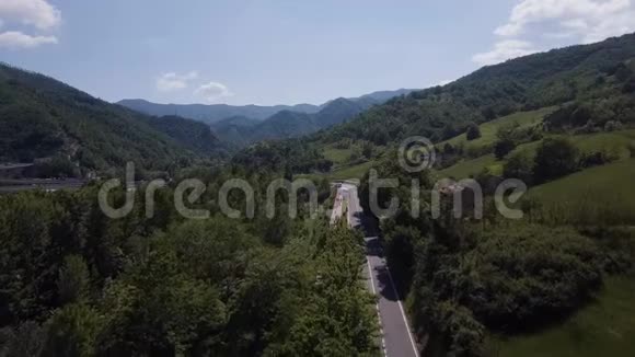 意大利美丽的空中景观美丽的山丘森林田野视频的预览图