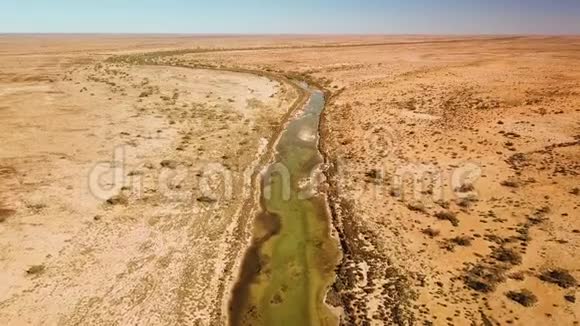 春天的河流在干旱的澳大利亚沙漠中蜿蜒盘旋视频的预览图