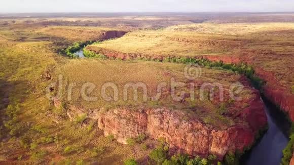 澳大利亚内陆干旱地区河流蜿蜒穿过深红岩峡视频的预览图