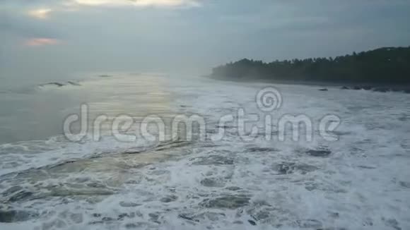 阴天从海洋形成波浪的空中摄影视频的预览图