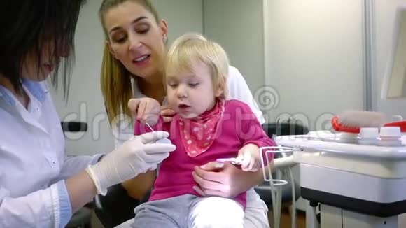 牙科诊所的孩子变得很舒服视频的预览图