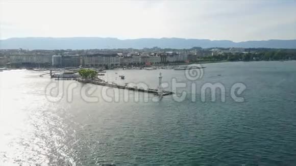 瑞士日内瓦湖码头灯塔的空中摄影视频的预览图