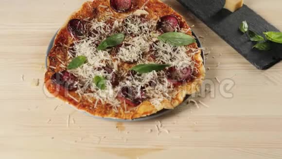 专业厨师将新鲜的绿色罗勒叶放在意大利腊肠比萨饼上以提高口味烹饪美味披萨的概念视频的预览图