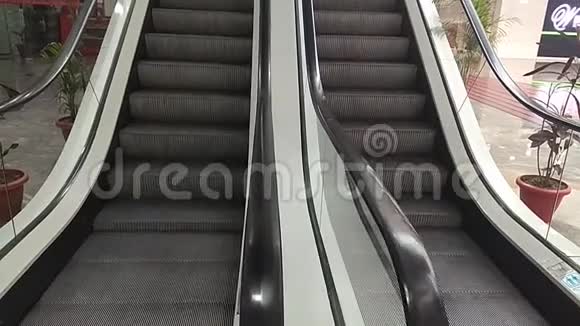 商场里的现代自动扶梯视频的预览图