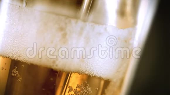 特写慢镜头冷淡啤酒放在杯子里酒吧背景上有水滴快来点啤酒微波炉视频的预览图