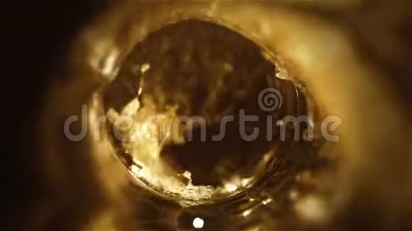 近景慢镜头冷光啤酒在上面的玻璃镜头视频的预览图
