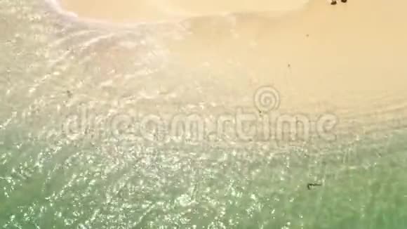 沙滩与碧色水的泻湖文案空间为文字顶景视频的预览图