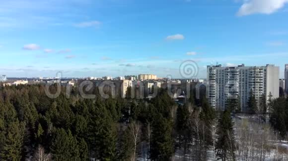 冬季城市的鸟瞰图降落在公园里视频的预览图