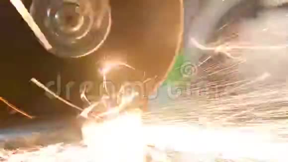 角磨机磨钢生产视频的预览图