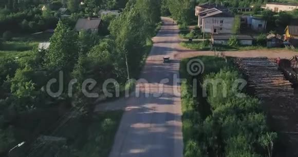 绿色的小汽车在一个小村庄左转相机折页就在上面视频的预览图
