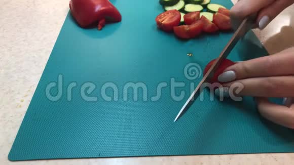 切割新鲜的红色番茄女主厨切菜做美味的新鲜沙拉当午餐视频的预览图