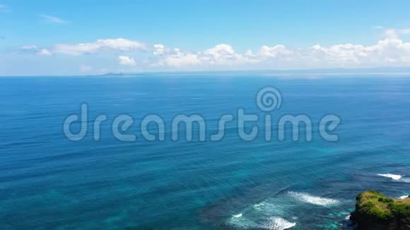 灯塔在海边的一座小山上俯视着Basot岛Caramoan菲律宾南部Camarines视频的预览图