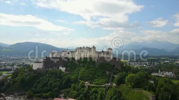 欧洲最大的中世纪堡垒霍亨萨尔茨堡位于奥地利费斯顿山上的空中摄影视频的预览图