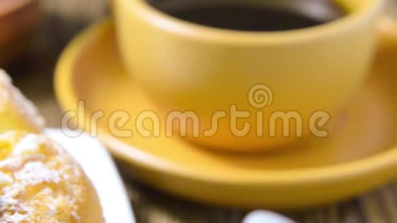 加糖粉和覆盆子的蛋糕一杯咖啡特写镜头视频的预览图