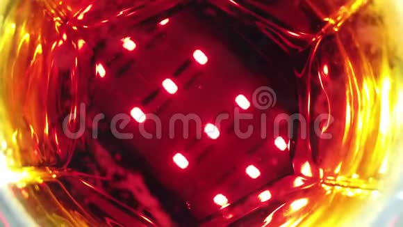 一杯深红色碳酸饮料带有灯光的抽象背景视频的预览图