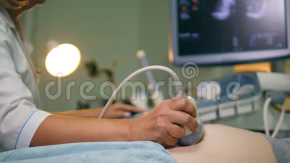 医生在检查孕妇时使用超声波设备视频的预览图