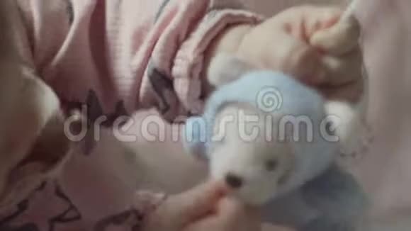 小女孩带软玩具熊视频的预览图