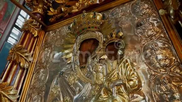 东正教教堂的内部描绘圣玛丽的拜占庭金色图标视频的预览图