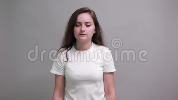 开朗的白种人年轻女子穿着白色衬衫竖起大拇指微笑着视频的预览图