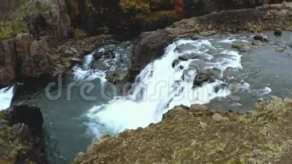 鸟瞰一个小瀑布河流回路美丽的瀑布视频的预览图
