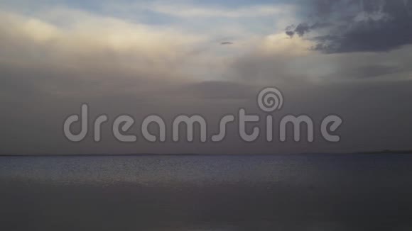 清晨的云层覆盖着蒙古平静的湖泊视频的预览图