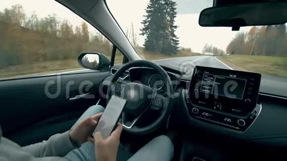 当汽车自动驾驶时司机会打电话自动自动驾驶汽车视频的预览图