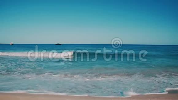 天堂度假海滩透明的蓝色波浪视频的预览图