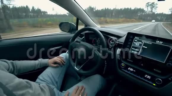 乘坐自动驾驶汽车的人自动驾驶汽车智能车辆无驾驶汽车概念视频的预览图