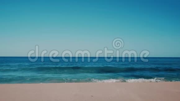 天堂海滩海岸的泰尔蓝海浪视频的预览图