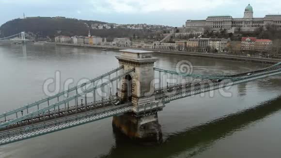 匈牙利布达佩斯多瑙河上的塞切尼链桥的俯视图视频的预览图