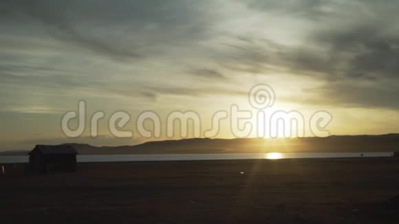 蒙古一个沙漠湖上空美丽的日出视频的预览图