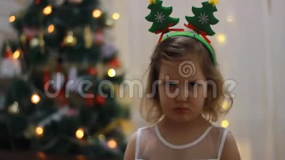 悲伤和沮丧的女孩期待圣诞老人和礼物在圣诞节新年和圣诞树视频的预览图