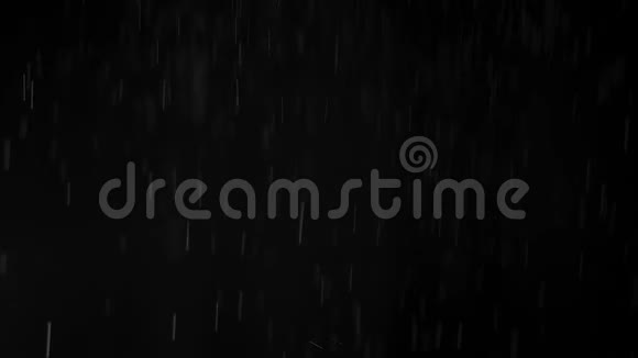 雨滴和雨滴落在黑色的背景上多云天气该呆在家里看看窗外了宽镜头视频的预览图