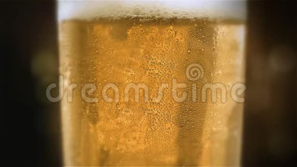 特写慢镜头冷淡啤酒放在杯子里酒吧背景上有水滴快来点啤酒微波炉视频的预览图