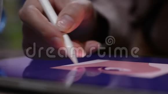 年轻女孩自由职业者在咖啡馆工作画在平板上手和平板电脑的近景视频的预览图