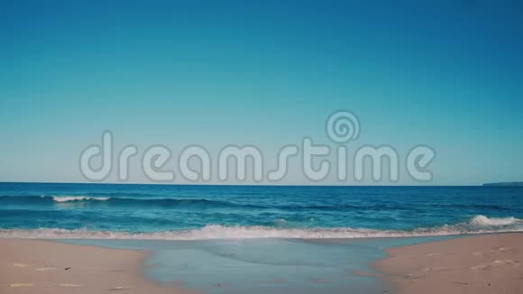 天堂海滩上清澈的绿松石海水视频的预览图